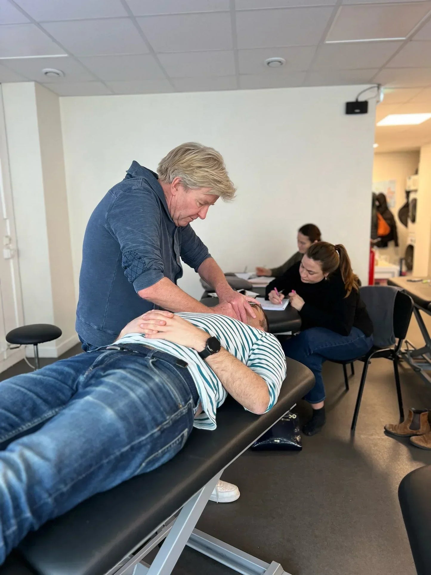 Formation continue en thérapie manuelle cranio-faciale, démonstration pratique en salle de cours chez Kpten Formation.