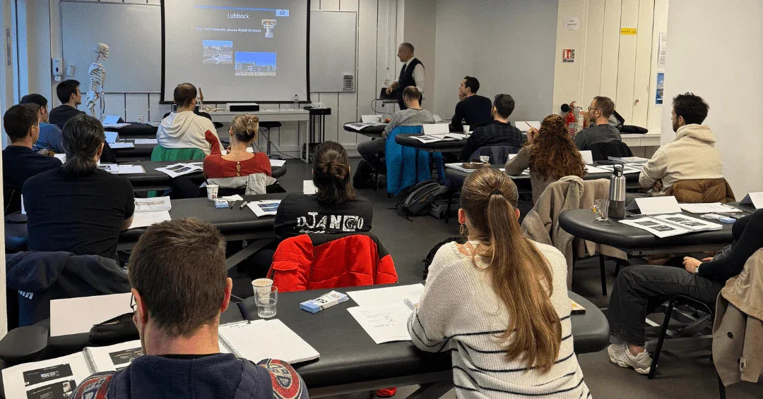Salle de formation en kinésithérapie chez Kpten Formation avec participants attentifs et formateur