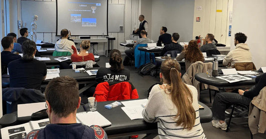 Salle de formation en kinésithérapie chez Kpten Formation avec participants attentifs et formateur