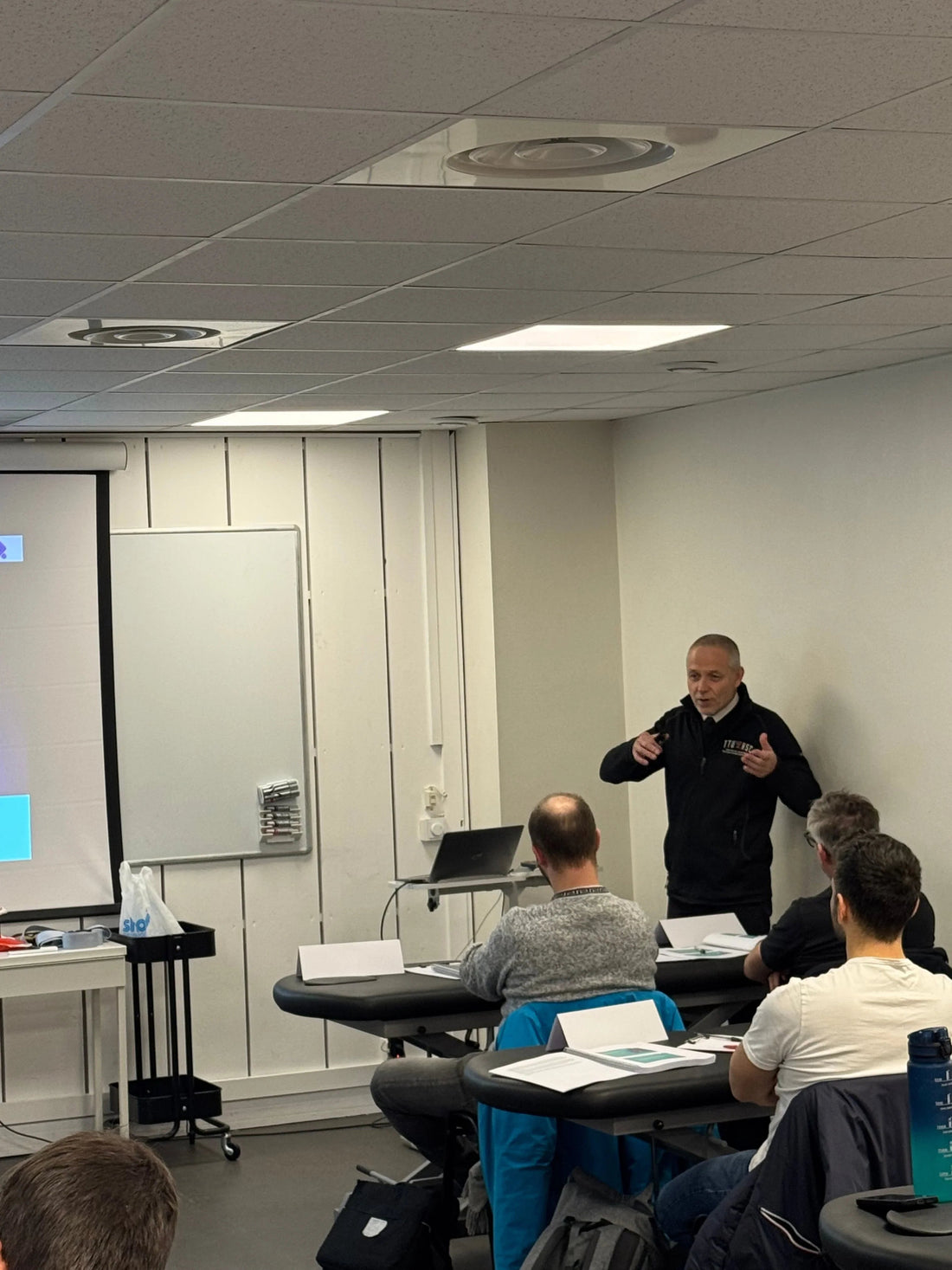 Formateur kinésithérapie Kpten Formation animant une session en salle de classe moderne