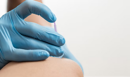 Main en gant bleu insérant une aiguille pour dry needling, formation kinésithérapie Kpten.