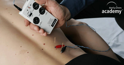 Exemple de dry needling sur dos, électrodes TENS et aiguilles, formation kinésithérapie Kpten