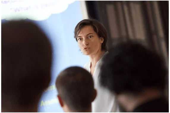 Formatrice Kpten Formation présentant un cours de kinésithérapie devant des participants