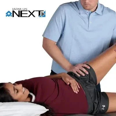 Thérapie manuelle orthopédique de la hanche, kinésithérapeute traitant une patiente allongée.