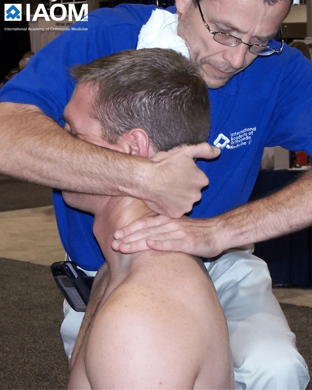 Thérapeute pratiquant une thérapie manuelle orthopédique cervicale en formation kinésithérapie.