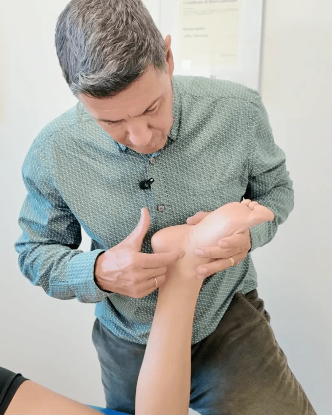 Kinésithérapeute pratiquant une mobilisation neurodynamique du membre inférieur, formation Kpten.