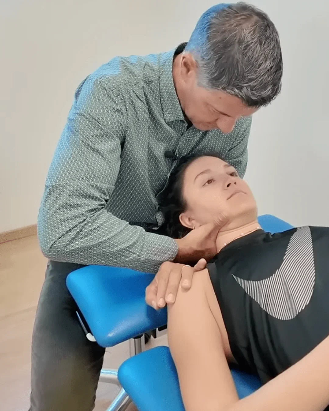 Kinésithérapeute pratiquant la neurodynamique cervicale sur patiente, formation Kpten.