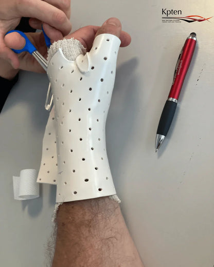Orthèse de main thermoformée en cours d’ajustement, kinésithérapie Kpten Formation