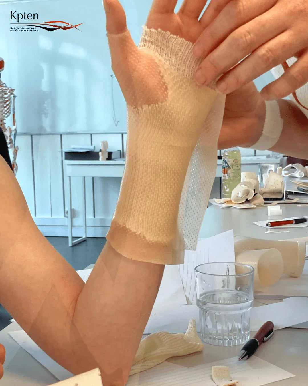 Fabrication d'une orthèse de main en formation kinésithérapie Kpten, matériel orthopédique sur table.