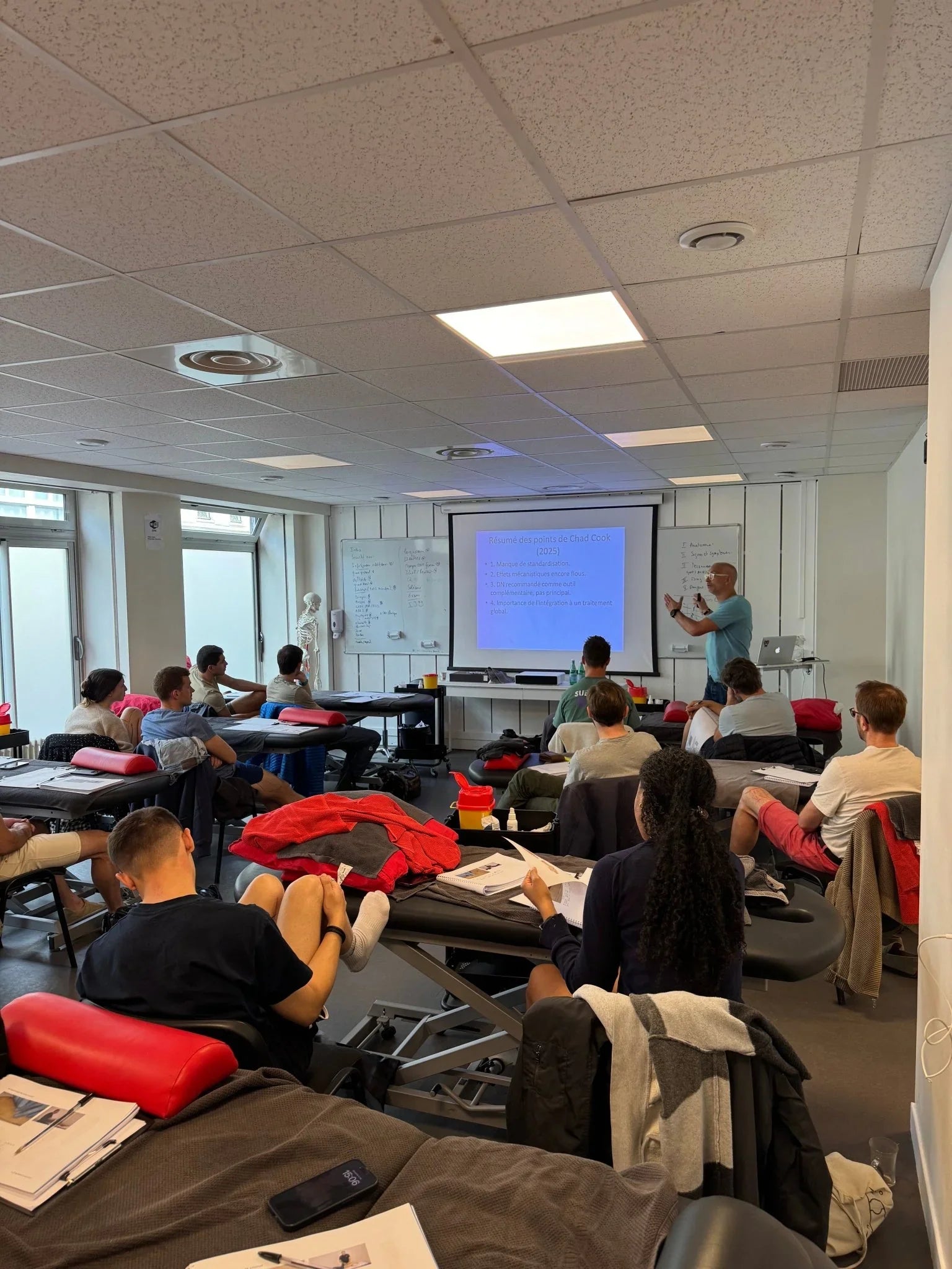 Formation en kinésithérapie Kpten, cours de thérapie manuelle et dry needling en salle de classe.