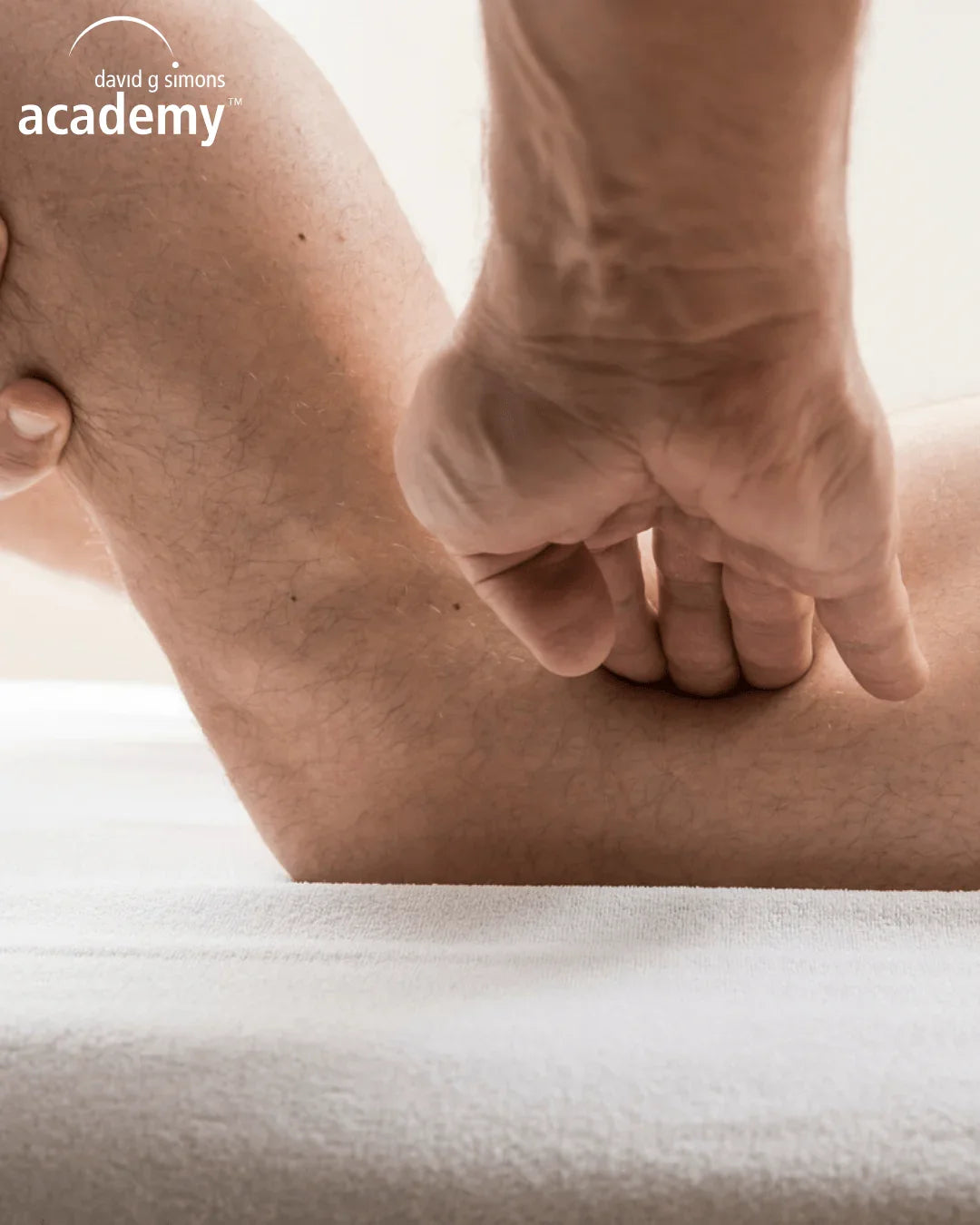 Thérapie manuelle sur jambe, technique de kinésithérapie avec main appliquée, Kpten Formation